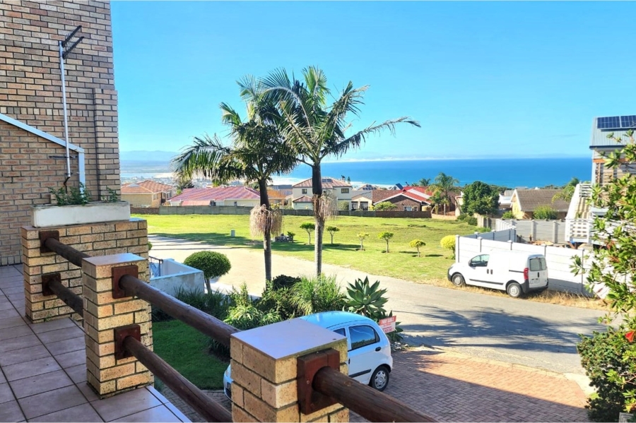 6 Bedroom Property for Sale in Wavecrest Eastern Cape